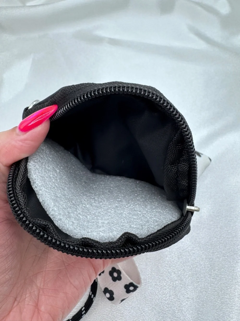 Black & White Daisy Wristlet Coin Purse Keychain